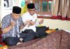 read news – Keluarga Besar Purnabhakti Pemko Batam Berduka atas Tutup Usianya Elvano Veriader Setdako Batam, Jefridin (baju putih) saat melayat ke seorang Purnabhakti Pemko Batam, Elvano Veriader yang meninggal dunia pada Kamis (31/08/2023) di Rumah Sakit Harapan Bunda (RSHB). (Foto : abyaqsa ramadan -= batamtv.com)