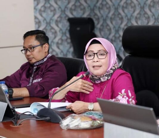 read news – Ibu Camat dan Jajaran Diminta Persiapkan Kader Terbaik untuk Jambore Kader PKK Ketua II Tim Penggerak Pemberdayaan dan Kesejahteraan Keluarga (TP PKK) Kota Batam, Hariyanti Jefridin Hariyanti saat memimpin rapat persiapan pelaksanaan Jambore Kader PKK Kota Batam Tahun 2023, Jumat (01/09/2023). (Foto : abyaqsa ramadan - batamtv.com)
