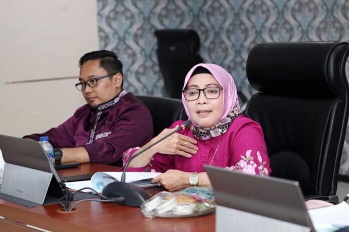 Ketua II Tim Penggerak Pemberdayaan dan Kesejahteraan Keluarga (TP PKK) Kota Batam, Hariyanti Jefridin  Hariyanti  saat memimpin rapat persiapan pelaksanaan Jambore Kader PKK Kota Batam Tahun 2023, Jumat (01/09/2023). (Foto : abyaqsa ramadan - batamtv.com)