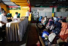 read news – Berkah Lain Pengelolaan Sampah Rumah Tangga di Nongsa Setdako Batam Jefridin (beridiri) saat menmyapa warga Nongsa dalam sosialisasi soal pengelolaan sampah. (Foto : muhammad amin - batamtv.com)