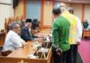read news – Ranperda APBD 2024 Mulai Dibahas di DPRD Batam Agenda sidang Paripurna tentang Pandangan Umum Fraksi terhadap Rancangan Peraturan Daerah (Ranperda) Anggaran Pendapatan dan Belanja Daerah (APBD) Kota Batam Tahun Anggaran 2024 menghadirkan Setdako Batam Jefridin (duduk baju putih) (Foto : muhammad amin - batamtv.com)