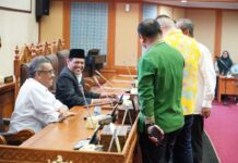 read news – Ranperda APBD 2024 Mulai Dibahas di DPRD Batam Agenda sidang Paripurna tentang Pandangan Umum Fraksi terhadap Rancangan Peraturan Daerah (Ranperda) Anggaran Pendapatan dan Belanja Daerah (APBD) Kota Batam Tahun Anggaran 2024 menghadirkan Setdako Batam Jefridin (duduk baju putih) (Foto : muhammad amin - batamtv.com)