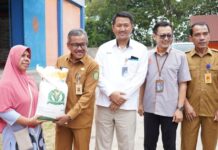 read news – Strategi Pemko Tekan Inflasi di Kota Batam Setdako Batam Jefridin (kedua dari kiri) bersama dengan Kepala Bulog Cabang Batam, Meirizal Sudyadi menyerahkan beras kepada perwakilan masyarakat penerima Beras Cadangan Pangan Pemerintah Tahap ke-2 Senin (11/09/2023).(Foto : muhammad amin - batamtv.com)