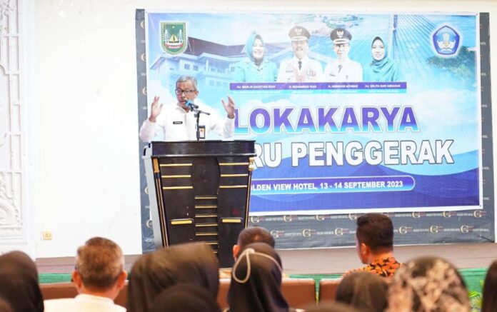 Jefridin Setdako Batam mewakili Walikota Batam saat membuka  Lokakarya Guru Penggerak Satuan Pendidikan TK, SD dan SMP Dinas Pendidikan Kota Batam Tahun 2023, di Hotel Golden View, Rabu (13/9/2023). (Foto : muhammad amin - batamtv.com)
