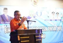 read news – Data Pengentasan Kemiskinan Ekstrim Harus Valid Jefridin Sekretaris Daerah Kota Batam saat membuka Pelaksanaan Bimtek Program Indonesia Pintar (PIP) Jenjang SMP, di Golden View Hotel, pada Kamis (14/9/2023). (Foto : muhammad amin - batamtv.com)