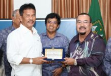 read news- Majlis Datuk-Datuk Negeri Melaka Bersilaturahmi ke Walikota Batam Perwakilan MDDNM Datuk Othman Bin Abd Rahim saat bnersilaturahmi dengan Walikota Batam HM Rudi (kanan) Jumat (08/09/2023). (Foto : muhammad amin - batamtv.com)