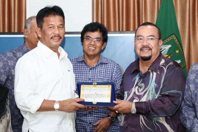 Perwakilan MDDNM Datuk Othman Bin Abd Rahim saat bnersilaturahmi dengan Walikota Batam HM Rudi (kanan)  Jumat (08/09/2023). (Foto : muhammad amin - batamtv.com)