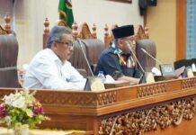 read news Penerapan Sistem Digitalisasi dalam Optimalisasikan Pendapatan Asli Daerah Sekretaris Daerah Kota Batam, Jefridin M. Pd. (kiri) mewakili Walikota Batam menyampaikan tanggapan dan/atau Jawaban Wali Kota Batam atas Pandangan Umum Fraksi terhadap Ranperda APBD Kota Batam Tahun Anggaran 2024 . (Foto : muhammad amin - batamtv.com)