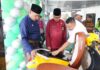 read news – Sepeda Motor Listrik Batam Menuju Go Green Energy Setdako Batam Jefridin (baju merah) dalam acara Grand Opening Showroom Greentech Batam, yang ditandai dengan pemotongan pita, di Komplek Ruko City Point Blok.A No 7 Kelurahan Buliang, Batu Aji, pada Rabu (20/9/2023). (Foto : muhammad amin - batamtv.com)