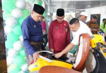 read news – Sepeda Motor Listrik Batam Menuju Go Green Energy Setdako Batam Jefridin (baju merah) dalam acara Grand Opening Showroom Greentech Batam, yang ditandai dengan pemotongan pita, di Komplek Ruko City Point Blok.A No 7 Kelurahan Buliang, Batu Aji, pada Rabu (20/9/2023). (Foto : muhammad amin - batamtv.com)