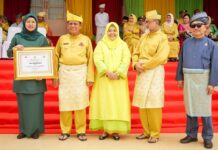 read news – Percepatan Penurunan Stunting di Batam Terbaik di Kepri Penghargaan diterima langsung perwakilan Pemko Batam Rani Rafitriani (kiri) disaksikan langsung Gubenrur Kepri Ansar Ahmad (kedua dari kiri) dan Wakil Gubernur Kepri Hj Marlin Agustina Rudi. (Foto : abyaqsa ramadan -batamtv.com)