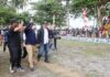 read news – Turnamen Sepak Bola Jaloh Cup 2023 Dimulai Walikota Batam HM Rudi (baju hitam) saat menghadiri pembukaan turnamen Sepakbola di Pulau Jaloh. (Foto : abyaqsa ramadna - batamtv.com)
