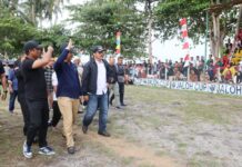 read news – Turnamen Sepak Bola Jaloh Cup 2023 Dimulai Walikota Batam HM Rudi (baju hitam) saat menghadiri pembukaan turnamen Sepakbola di Pulau Jaloh. (Foto : abyaqsa ramadna - batamtv.com)