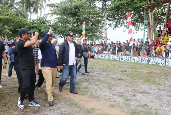 Walikota Batam HM Rudi (baju hitam) saat menghadiri pembukaan turnamen Sepakbola di Pulau Jaloh. (Foto : abyaqsa ramadna - batamtv.com)