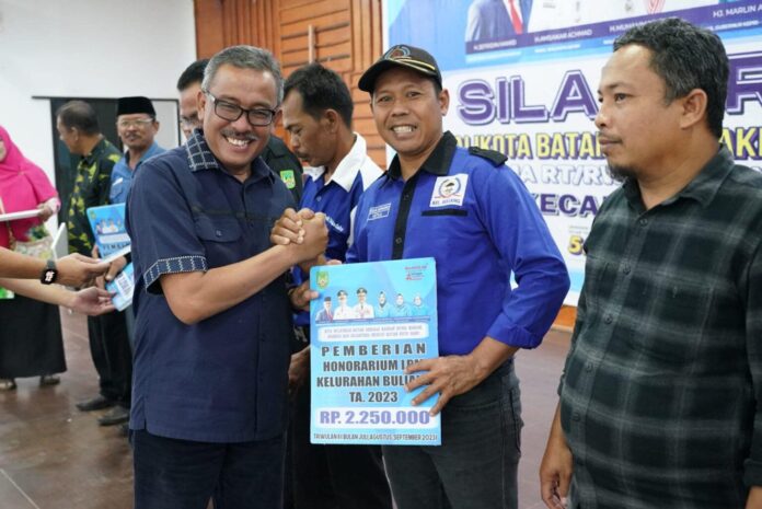 Setdako Batam Jefridin  mewakili Wali Kota Batam, Muhammad Rudi menyerahkan secara simbolis Insentif RT/RW Triwulan III, Periode bulan Juli s.d. September 2023 Tingkat Kecamatan Batuaji, di Aula Kampus Unrika, Kamis (28/9/2023). (Foto : abyaqsa ramadan - batamtv.com)