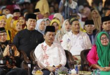 read news – Ribuan Warga Batam Hadiri Ceramah Ustad Wijayanto Peringatan Maulid Nabi Muhammad SAW tingkat Kota Batam dihadiri Wakil Gubernur Kepulauan Riau, Marlin Agustina (kanan) Wali Kota Batam, Muhammad Rudi (tengah) dan Ustad Wijayanto. (Foto: muhammad amin - batamtv.com)