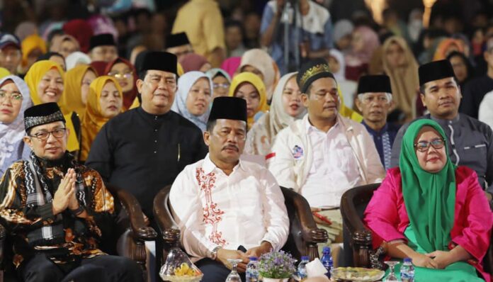 Peringatan Maulid Nabi Muhammad SAW tingkat Kota Batam dihadiri Wakil Gubernur Kepulauan Riau, Marlin Agustina (kanan) Wali Kota Batam, Muhammad Rudi (tengah) dan Ustad Wijayanto. (Foto: muhammad amin - batamtv.com)