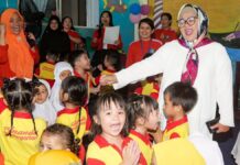 read news – Kegembiraan Siswa Siswi TK PAUD di Lubukbaja Bunda PAUD Kota Batam Marlin Agustina Rudi (baju putih) saat menyambangi siswa siswi di TK Ananda Lubukbaja. (Foto : muhammad amin - batamtv.com)