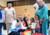 read news – Upaya Pemko Kendalikan Stunting dan Kemiskinan Ekstrem Sekretaris Daerah Kota Batam, Jefridin, (Jongkok berkacamata) memberikan secara simbolis bantuan kepada 81 orang penerima bantuan stunting, dan sebanyak 51 Kartu Keluarga guna mengatasi masalah kemiskinan ekstrem, di Kantor Walikota Batam, Jumat (29/9/2023). (Foto : muhammad amin - batamtv.com)