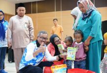 read news – Upaya Pemko Kendalikan Stunting dan Kemiskinan Ekstrem Sekretaris Daerah Kota Batam, Jefridin, (Jongkok berkacamata) memberikan secara simbolis bantuan kepada 81 orang penerima bantuan stunting, dan sebanyak 51 Kartu Keluarga guna mengatasi masalah kemiskinan ekstrem, di Kantor Walikota Batam, Jumat (29/9/2023). (Foto : muhammad amin - batamtv.com)