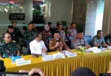 read news – Forkopimda Kepri Berharap warga Jaga Kondusifitas Batam dan Kepri Gubernur Kepri Ansar Ahmad (keempat dari kiri) saat bersama seluruh Forum Koordinasi Pimpinan Daerah (Forkopimda) Kepri menggelar konferensi pers di Graha Kepri, Kota Batam, Selasa (12/9). (Foto : muhammad amin - batamtv.com)