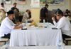 read news – Menko PMK Ngopi Santai Bersama Gubernur Kepri Menko Muhadjir Effendy pun mengakhiri kunjungan kerjanya ke Tanjungpinang dengan berdiskusi santai bersama Gubernur Kepulauan Riau Ansar Ahmad (kiri) dalam Coffee Morning di Kedai Kopi Batu 10, Tanjungpinang, Jum'at (22/9). (Foto : dwi susilo - batamtv.com)