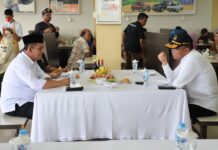 read news – Menko PMK Ngopi Santai Bersama Gubernur Kepri Menko Muhadjir Effendy pun mengakhiri kunjungan kerjanya ke Tanjungpinang dengan berdiskusi santai bersama Gubernur Kepulauan Riau Ansar Ahmad (kiri) dalam Coffee Morning di Kedai Kopi Batu 10, Tanjungpinang, Jum'at (22/9). (Foto : dwi susilo - batamtv.com)
