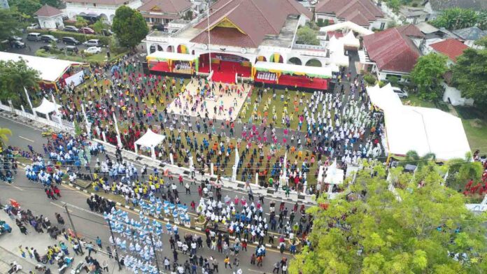Dalam rangka peringatan Hari Jadi ke-21 Provinsi Kepulauan Riau, Pemprov Kepri menggelar senam sehat yang berlangsung di Halaman Gedung Daerah, Sabtu (23/9) pagi. (Foto : abdi perdana - batamtv.com)