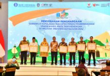 read news – Gubernur Kepri Serahkan Penghargaan ke Dekranasda atas Peran Pemberdayaan UMKM Gubernur Kepri Ansar Ahmad saat Opening Ceremony Gebyar Melayu Pesisir (GMP) Tahun 2023 yang menampilkan produk unggulan UMKM Kepulauan Riau, resmi dibuka oleh Gubernur Kepri Ansar Ahmad (keempat dari kiri) , bertempat di Ballroom Hotel Marriot Harbour Bay Kota Batam, Selasa (26/9). (Foto : dwi susilo - batamtv.com)