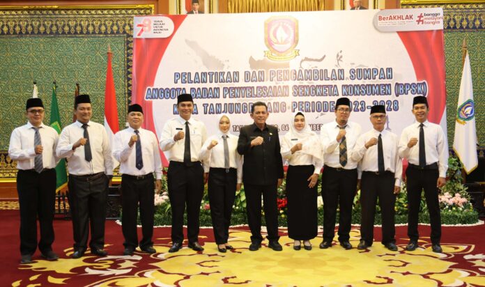 Gubernur Kepulauan Riau H. Ansar Ahmad (kelima dari kanan) langsung melantik dan mengambil sumpah sembilan orang anggota Badan Penyelesaian Sengketa Konsumen (BPSK) Kota Tanjungpinang periode 2023-2028 di Gedung Daerah, Tanjungpinang. (Foto : dwi susilo - batamtv.com)
