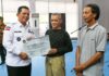 read news – Bantuan Pertanian Perikanan dan Bantuan Pangan diberikan ke Warga Bintan Gubernur Kepulauan Riau H. Ansar Ahmad saat menyerahkan bantuan pertanian dan perikanan yang disejalankan dengan penyerahan Bantuan Pangan Pemerintah Tahap 2 untuk Kabupaten Bintan di Aula Kantor Bupati Bintan, Kamis (14/09). (Foto: abdi perdana - batamtv.com)