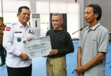 read news – Bantuan Pertanian Perikanan dan Bantuan Pangan diberikan ke Warga Bintan Gubernur Kepulauan Riau H. Ansar Ahmad saat menyerahkan bantuan pertanian dan perikanan yang disejalankan dengan penyerahan Bantuan Pangan Pemerintah Tahap 2 untuk Kabupaten Bintan di Aula Kantor Bupati Bintan, Kamis (14/09). (Foto: abdi perdana - batamtv.com)