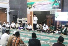 read news – Perayaan Maulid Nabi Muhammad SAW di Masjid Al Barkah Batam Gubernur Ansar (berdiri) saat menghadiri Peringatan Maulid Nabi Muhammad SAW dan Silaturahmi bersama Jamaah Masjid Al Barkah Baloi Persero, Batam, Selasa (27/9). (Foto : abyaqsa ramadan - batamtv.com)