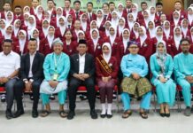 read news – Kelas Internasional Dilaunching di Poltekkes Kemenkes Tanjungpinang Gubernur Kepri Ansar Ahmad (tengah jas hitam) saat Peluncuran Rintisan Kelas Internasional (RKI) Program Studi D-III Keperawatan di Poltekkes Kemenkes Tanjungpinang, Jum'at (15/09). (Foto : dwi susilo - batamtv.com)