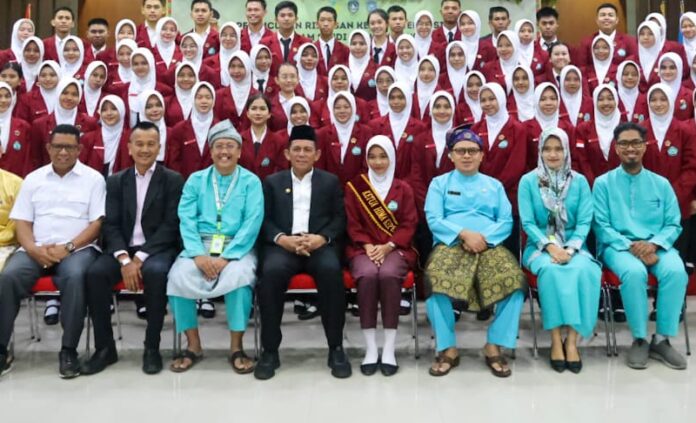 (Foto : dwi susilo - batamtv.com) Gubernur Kepri Ansar Ahmad (tengah jas hitam) saat Peluncuran Rintisan Kelas Internasional (RKI) Program Studi D-III Keperawatan di Poltekkes Kemenkes Tanjungpinang, Jum'at (15/09). (Foto : dwi susilo - batamtv.com)