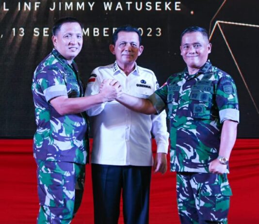 read news – Pisah Sambut Danrem 033 Wira Pratama Digelar di Tanjungpinang Komandan Resor Militer (Danrem) 033/Wira Pratama Kolonel INF Jimmy Watuseke (kiri) Gubernur Ansar Ahmad, dan Brigjen TNI Yudi Yulistyanto dalam acara pisah sambut Rabu, (13/9). (Foto : dwi susilo - batantv.com)