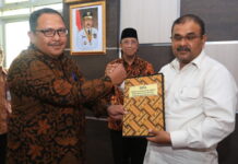 read news – Penyerahan PSU oleh Developer ke Pemerintah Alami Kendala Kepala Dinas Perumahan Rakyat dan Kawasan Permukiman Kabupaten Karimun Muhammad Zulfan (kiri) bersama Bupati Karimun, Aunur Rafiq . Zulfan menyebut saat ini baru ada dua developer yang menyerahkan PSU ke pemerintah. (Foto : abdi perdana - batamtv.com)