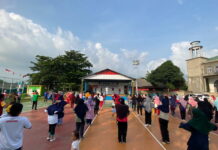 read news -Ratusan Warga di Bintan Ikuti Senam Sehat Masyarakat Desa Teluk Sasah, Kecamatan Seri Kuala Lobam, Kabupaten Bintan, Kepri yang mengikuti senam sangat antusias . Senam sehar dipimpin Kasat Resnarkoba Polres Bintan, Iptu Syofian Rida, Minggu (3/9/2023). (Foto : abdi perdana - batamtv.com)