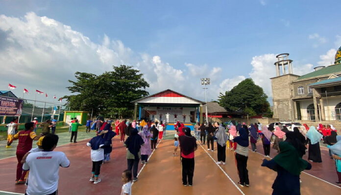 (Foto : abdi perdana - batamtv.com) Masyarakat Desa Teluk Sasah, Kecamatan Seri Kuala Lobam, Kabupaten Bintan, Kepri yang mengikuti senam sangat antusias . Senam sehar dipimpin Kasat Resnarkoba Polres Bintan, Iptu Syofian Rida, Minggu (3/9/2023). (Foto : abdi perdana - batamtv.com)