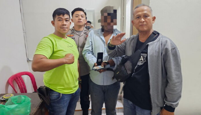 Soerang pria berinisia NI (wajah diblurr) saat diamankan jajaran reskrim Polsek Kundur karena diduga sebagai pelaku pencurian hape dan motor . (Foto : abdi perdana - batamtv.com)