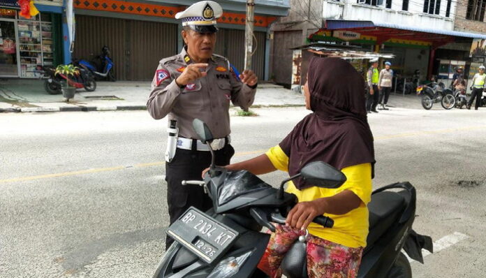 Seorang pengendara motor tidak mngenakan helm saat berkendara banyak ditemui didominasi dan menggunakan knalpot racing saat Operasi Zebra Seligi 2023. (Foto : abdi perdana - batamtv.com)