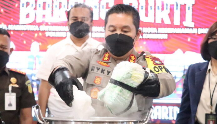 (Foto : abdi perdana - batanmtv.com ) Pemusnahan barang bukti tersebut dipimpin oleh Kapolres Karimun AKBP Ryky W Muharam didampingi Kasat Narkoba, AKP Arsyad Riyandi, Selasa (12/9/2023). (Foto : abdi perdana - batanmtv.com )