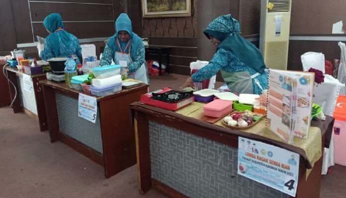 .(Foto : abdi perdana - batamtv.com) Tiga peserta Lomba Masak Serba Ikan, Sabtu (16/9/2023) yang digalar Dinas Perikanan bekerjasama dengan Tim Penggerak PKK .(Foto : abdi perdana - batamtv.com)
