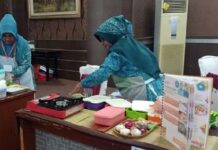 read news Ini Dia Lomba Masak Serba Ikan Paling Seru di Karimun Tiga peserta Lomba Masak Serba Ikan, Sabtu (16/9/2023) yang digalar Dinas Perikanan bekerjasama dengan Tim Penggerak PKK .(Foto : abdi perdana - batamtv.com)