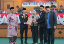 read news – DPRD Tanjungpinang Gelar Paripurdan Ranperda Perubahan DPRD Penjabat (Pj) Wali Kota Tanjungpinang, Hasan (kedua dari kiri ) usai menyampaikan nota pengantar Rancangan Peraturan Daerah (Ranperda) tentang Perubahan Anggaran Pendapatan dan Belanja Daerah Perubahan (APBD-P) tahun anggaran 2023. (Foto : adi perdana - batamtv.com)