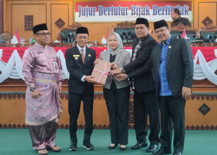 Penjabat (Pj) Wali Kota Tanjungpinang, Hasan (kedua dari kiri ) usai menyampaikan nota pengantar Rancangan Peraturan Daerah (Ranperda) tentang Perubahan Anggaran Pendapatan dan Belanja Daerah Perubahan (APBD-P) tahun anggaran 2023. (Foto : adi perdana - batamtv.com)