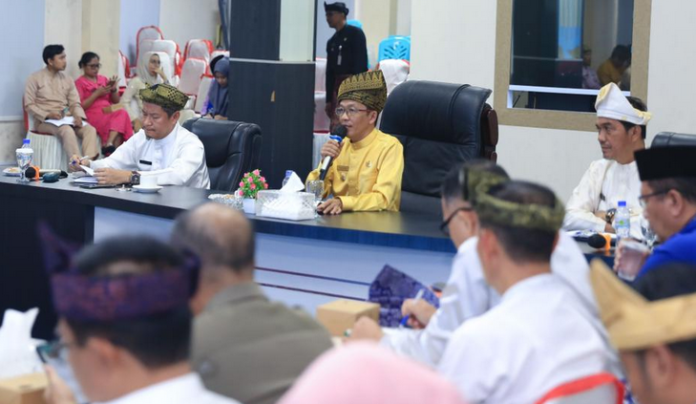 Hal ini disampaikan saat  Hasan (baju kuning) memimpin rapat koordinasi (rakor) bersama kepala organisasi perangkat daerah (OPD) pemko Tanjungpinang, di aula Sultan Sulaiman Badrul Alamsyah, kantor wali kota Tanjungpinang, Kepri, Senin(25/09/2023). (Foto : abdi perdana - batamtv.com)