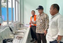 read news – IPA Mukakuning Disidak Ombudsman, Ini Hasilnya Dr Lagat Siadari (bertopi) Kepala Perwakilan Ombudsman RI Provinsi Kepri saat melakukan inspeksi mendadak (sidak) ke Instalasi Pengolahan Air (IPA) di Mukakuning, Kota Batam, yang baru rampung oleh SPAM Batam, Senin (11/9/2023). (Foto : muhammad amin - batamtv.com)