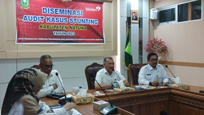 Wabup Natuna Rodhial Huda (depan mix) saat memimpin  Rapat Diseminasi Audit Kasus Stunting di Kabupaten Natuna Tahun 2023. (Foto : abdi perdana - batamtv.com)