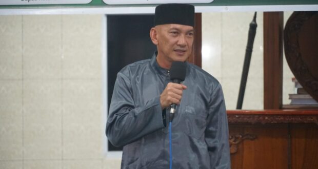 (Foto : abdi perdana - batamtv.com) Wakil Bupati Natuna, Rodhial Huda mengajak warga muslim memulai segala kebaikan dan kemulian dari masjid saat peringatan Maulid Nabi SAW 1445 H di Masjid Ibnu Salim di Ranai Darat, Rabu, 27 September 2023. (Foto : abdi perdana - batamtv.com)